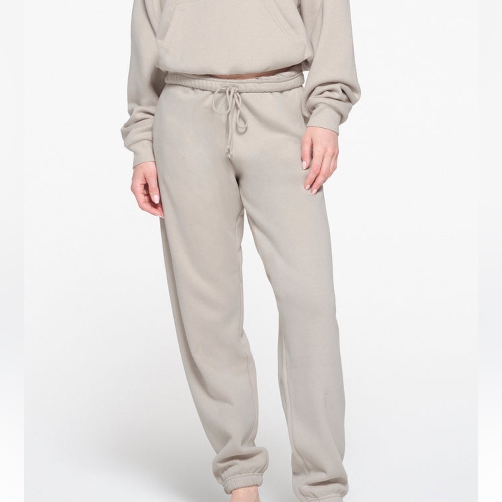Skims classic fleece joggers sweats size small.
